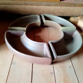 Servierlandschaft aus vier Kreissegmenten als Schüsseln